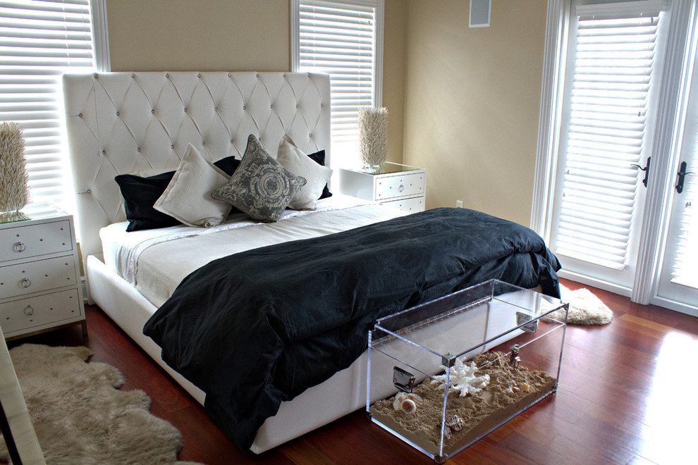 Ejemplo de dormitorio principal costero de tamaño medio sin chimenea con paredes beige, suelo de madera oscura y suelo rojo