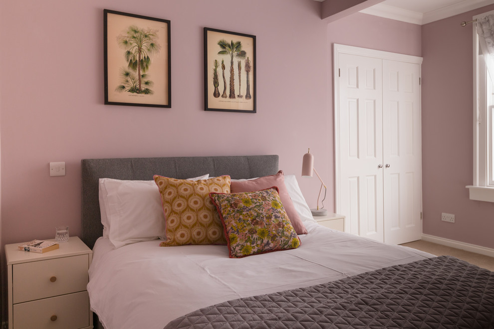 Inspiration pour une chambre bohème de taille moyenne avec un mur rose.