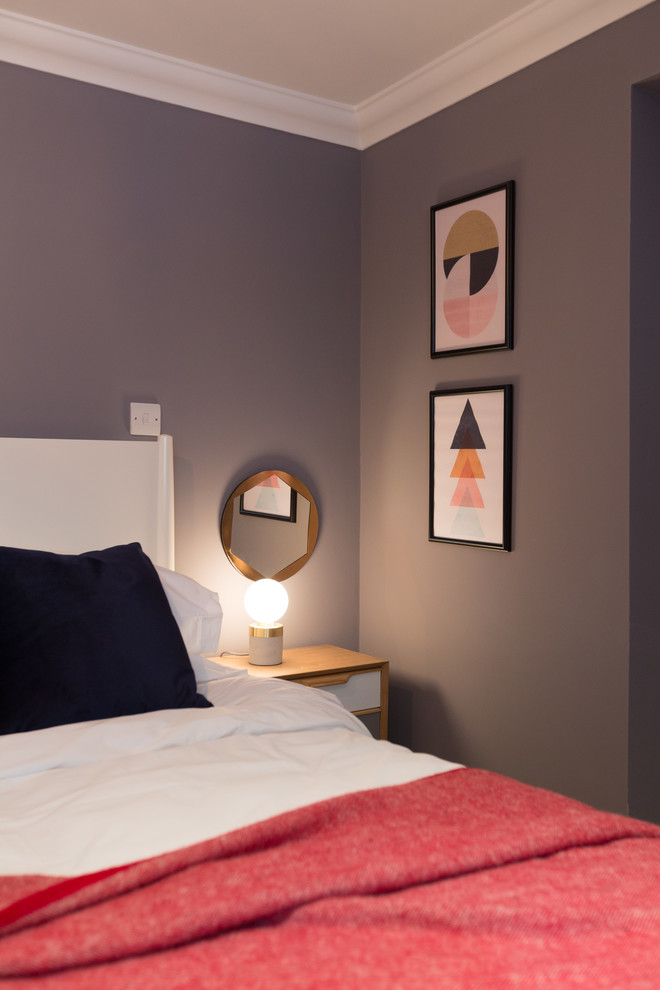 Imagen de dormitorio principal nórdico de tamaño medio con paredes púrpuras y moqueta
