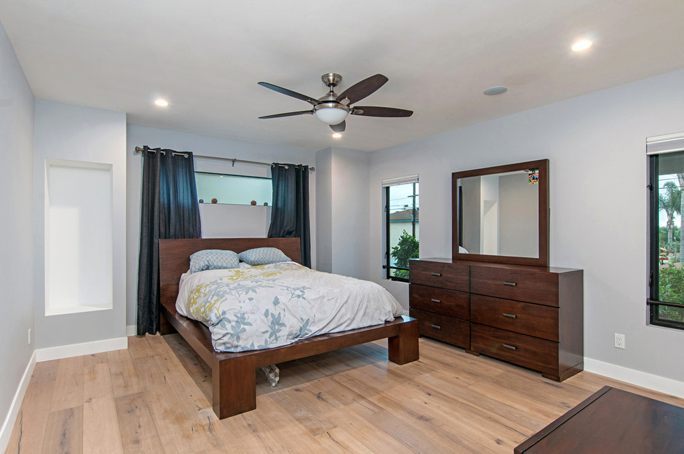 Mittelgroßes Modernes Gästezimmer mit grauer Wandfarbe, hellem Holzboden und braunem Boden in San Diego