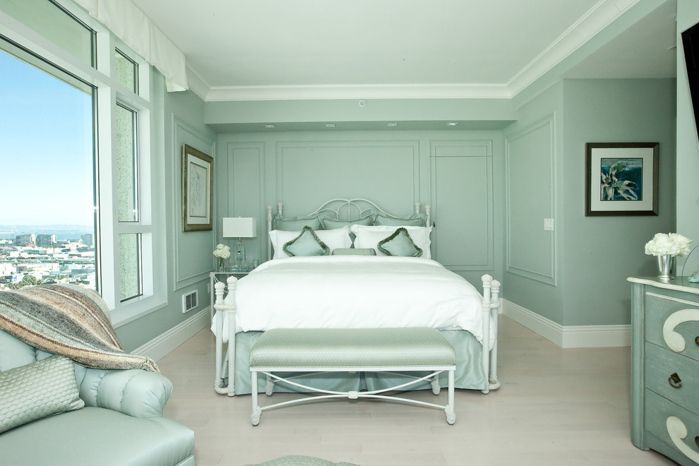 Idée de décoration pour une chambre parentale tradition de taille moyenne avec un mur vert, parquet clair, aucune cheminée et un sol gris.