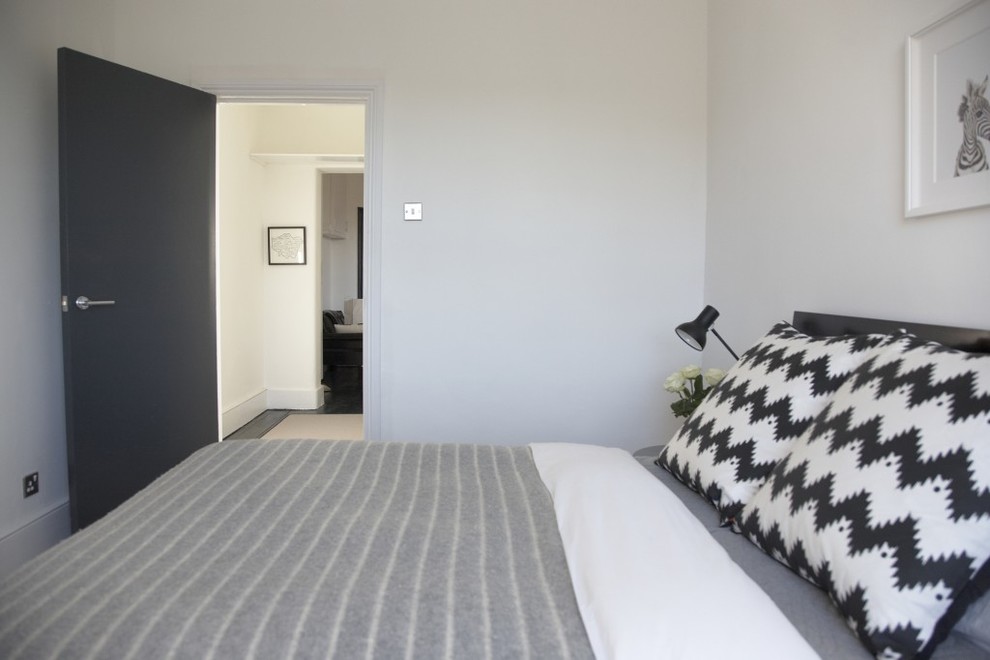 Стильный дизайн: маленькая гостевая спальня (комната для гостей) в стиле лофт с серыми стенами и ковровым покрытием для на участке и в саду - последний тренд