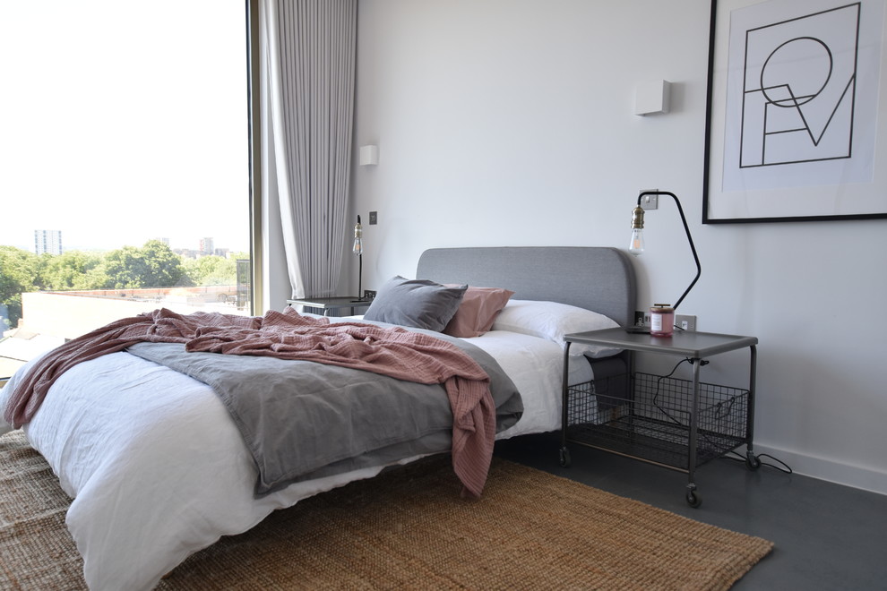 Aménagement d'une chambre d'amis grise et rose scandinave de taille moyenne avec un mur blanc et un sol gris.