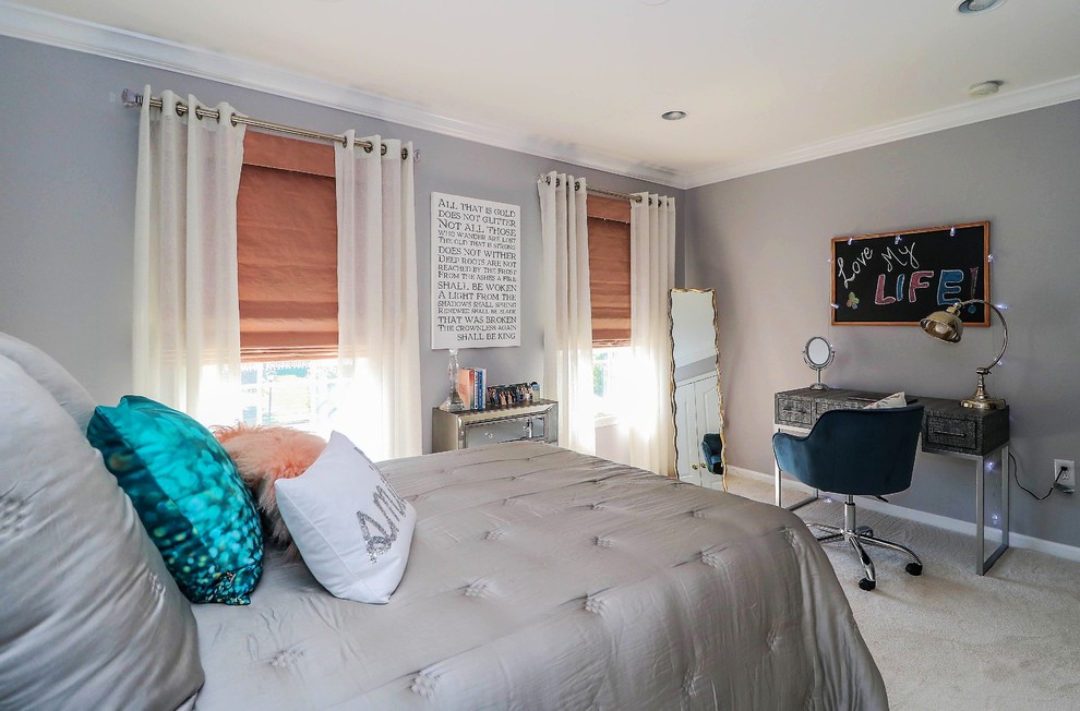 Пример оригинального дизайна: гостевая спальня среднего размера, (комната для гостей) в стиле неоклассика (современная классика) с серыми стенами, ковровым покрытием и белым полом