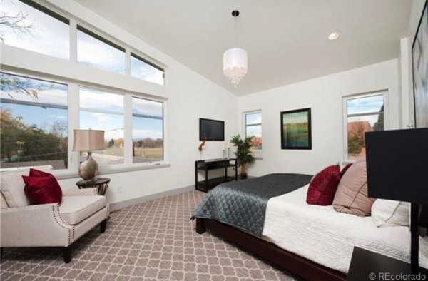 На фото: хозяйская спальня среднего размера в современном стиле с белыми стенами и ковровым покрытием без камина с