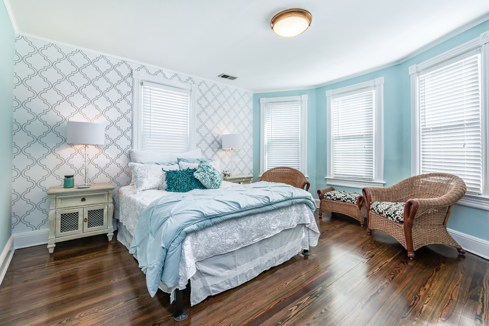 Стильный дизайн: гостевая спальня среднего размера, (комната для гостей) в викторианском стиле с синими стенами, темным паркетным полом и коричневым полом без камина - последний тренд