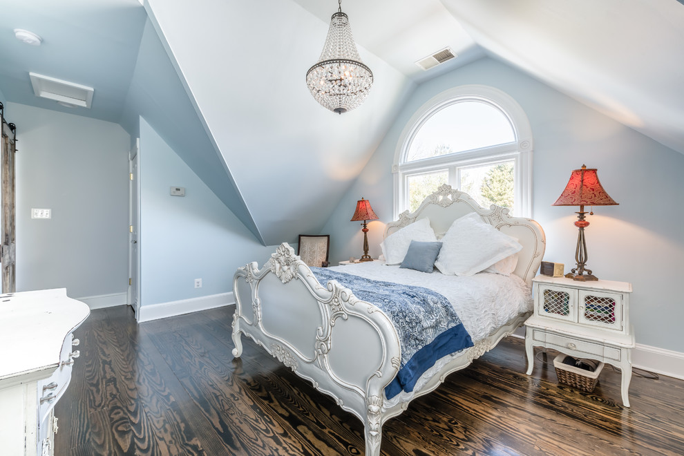 ワシントンD.C.にある広いヴィクトリアン調のおしゃれな主寝室 (青い壁、濃色無垢フローリング、暖炉なし、茶色い床) のレイアウト