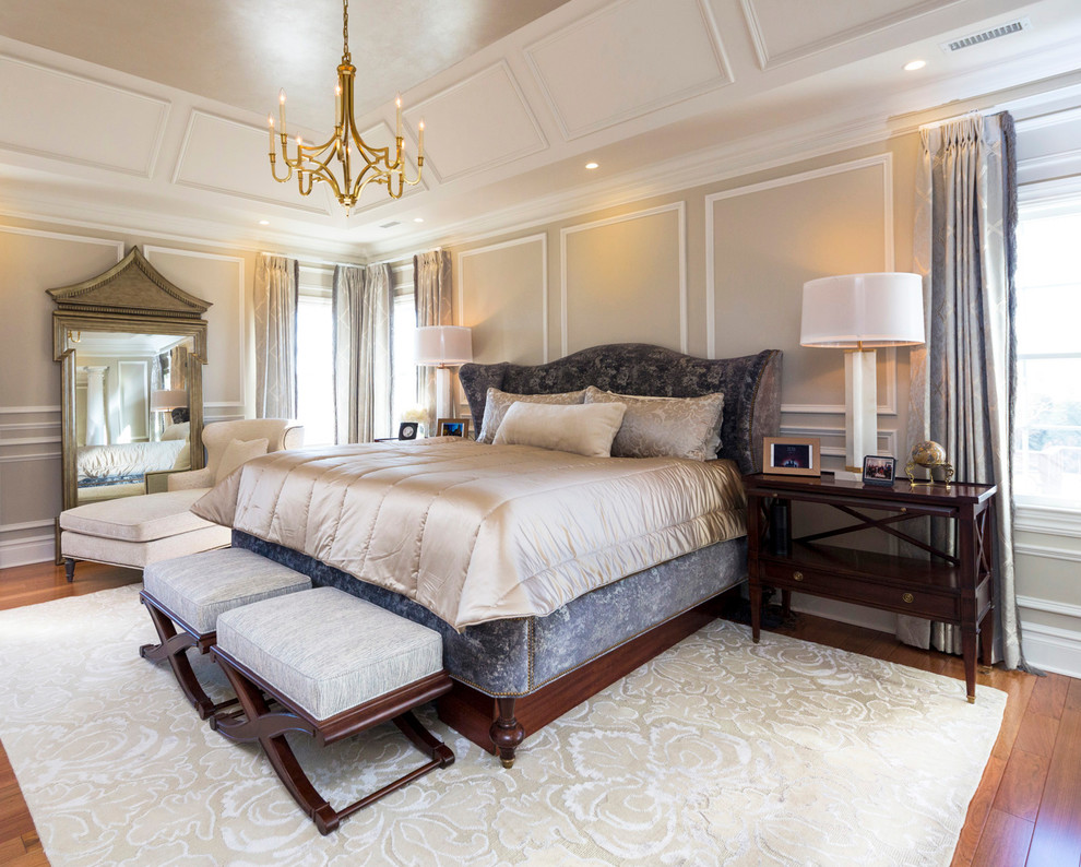 Foto de dormitorio principal clásico extra grande con paredes beige, suelo de madera en tonos medios y suelo marrón
