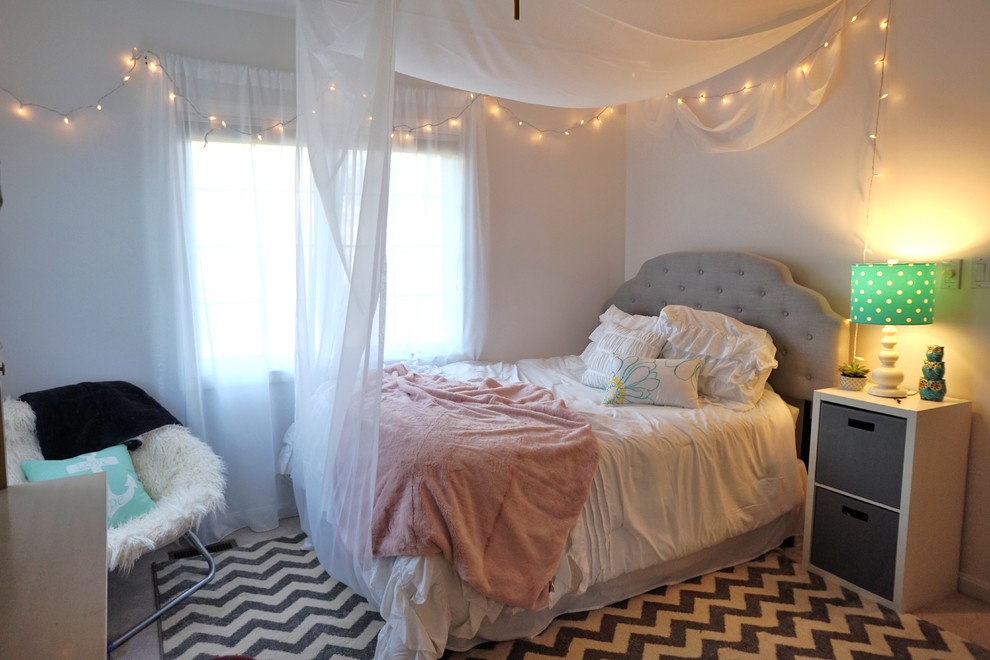 Immagine di una piccola camera da letto shabby-chic style