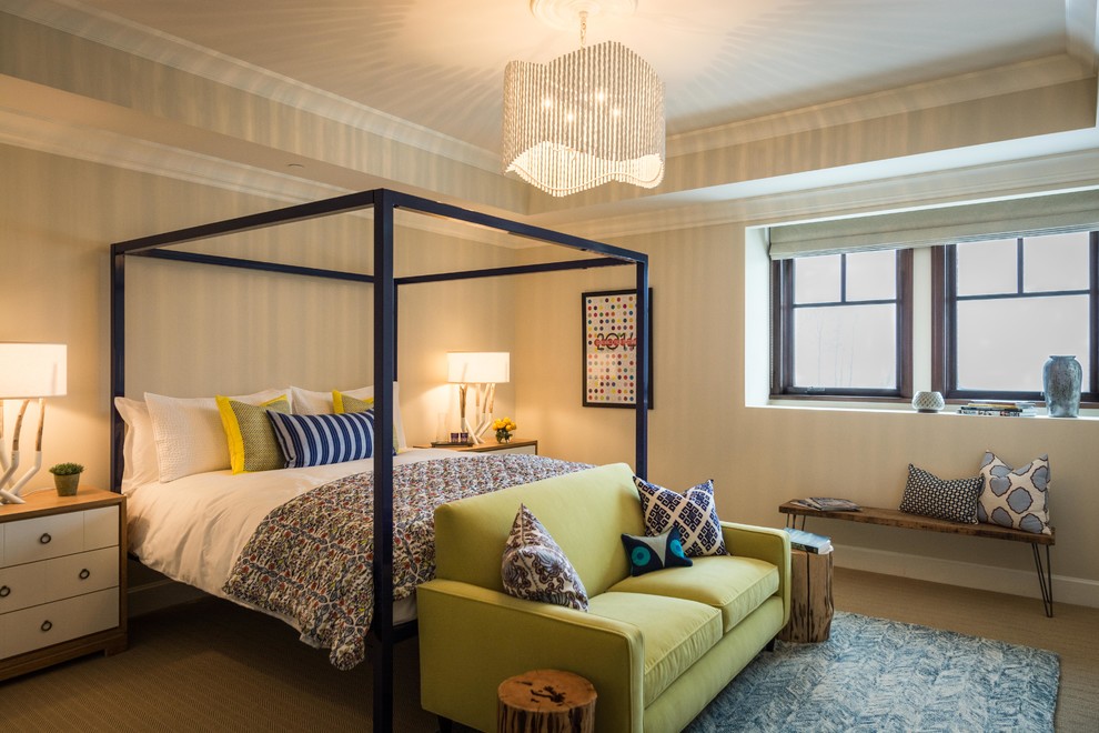 Foto de habitación de invitados tradicional renovada de tamaño medio sin chimenea con paredes beige, moqueta y suelo beige