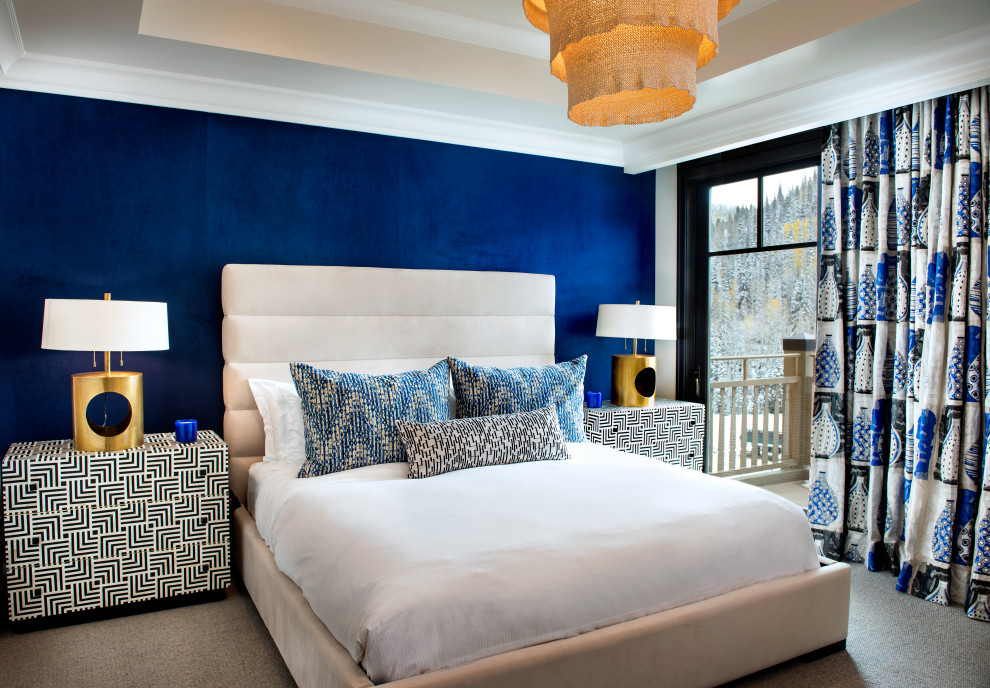 Пример оригинального дизайна: большая гостевая спальня (комната для гостей) в современном стиле с ковровым покрытием, бежевым полом и обоями на стенах без камина
