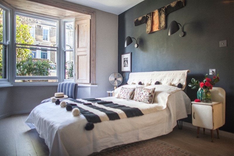 ロンドンにあるエクレクティックスタイルのおしゃれな寝室のレイアウト