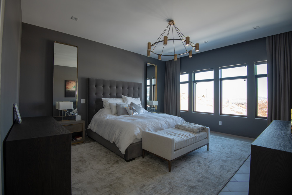 На фото: хозяйская спальня среднего размера в современном стиле с серыми стенами, полом из керамогранита и серым полом без камина с