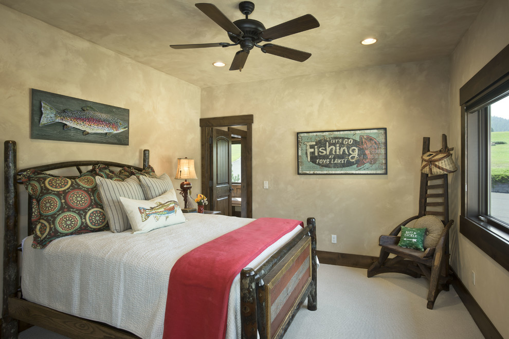 Imagen de habitación de invitados rural de tamaño medio sin chimenea con paredes beige, moqueta y suelo blanco