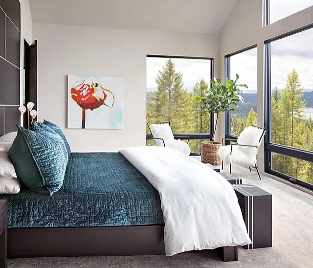 Пример оригинального дизайна: большая хозяйская спальня в стиле модернизм с серыми стенами, ковровым покрытием и серым полом без камина