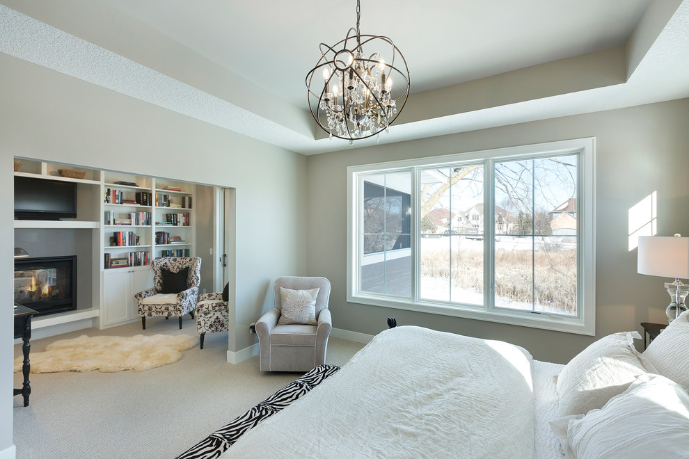 Mittelgroßes Shabby-Look Hauptschlafzimmer mit grauer Wandfarbe, Teppichboden, Tunnelkamin und gefliester Kaminumrandung in Minneapolis