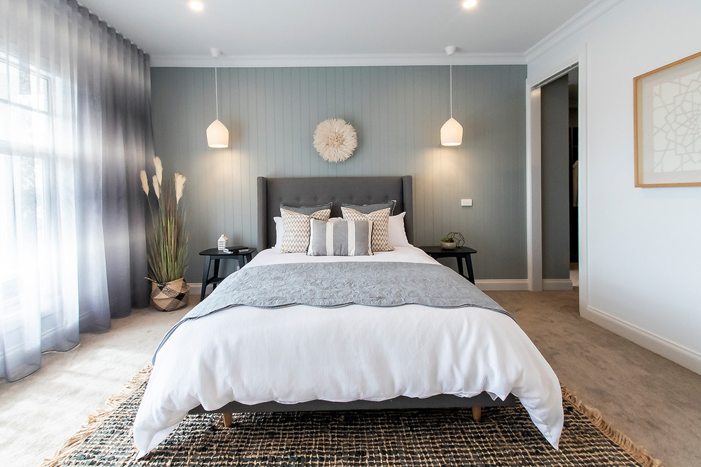 メルボルンにある広いカントリー風のおしゃれな主寝室 (グレーの壁、カーペット敷き、ベージュの床) のインテリア