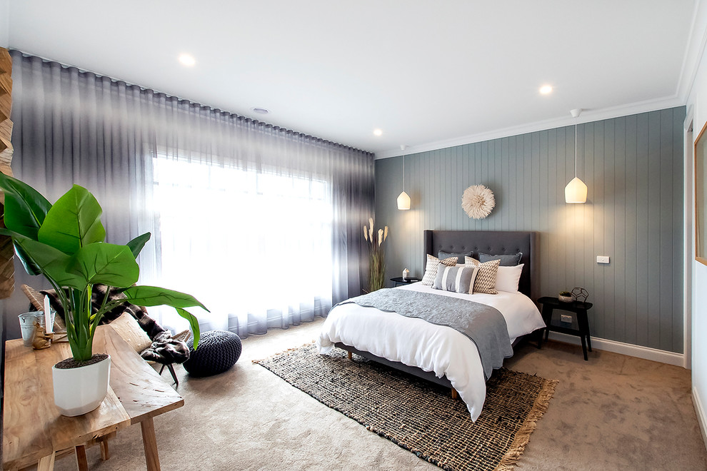 Пример оригинального дизайна: большая хозяйская спальня в стиле кантри с серыми стенами, ковровым покрытием и бежевым полом