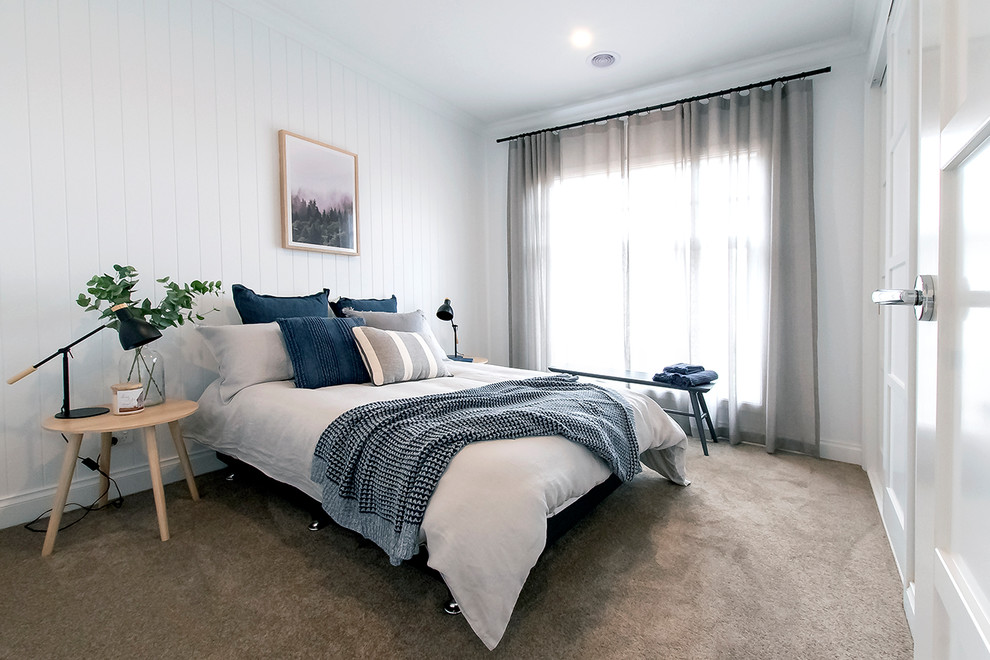 Großes Country Gästezimmer mit grauer Wandfarbe, Teppichboden und beigem Boden in Melbourne