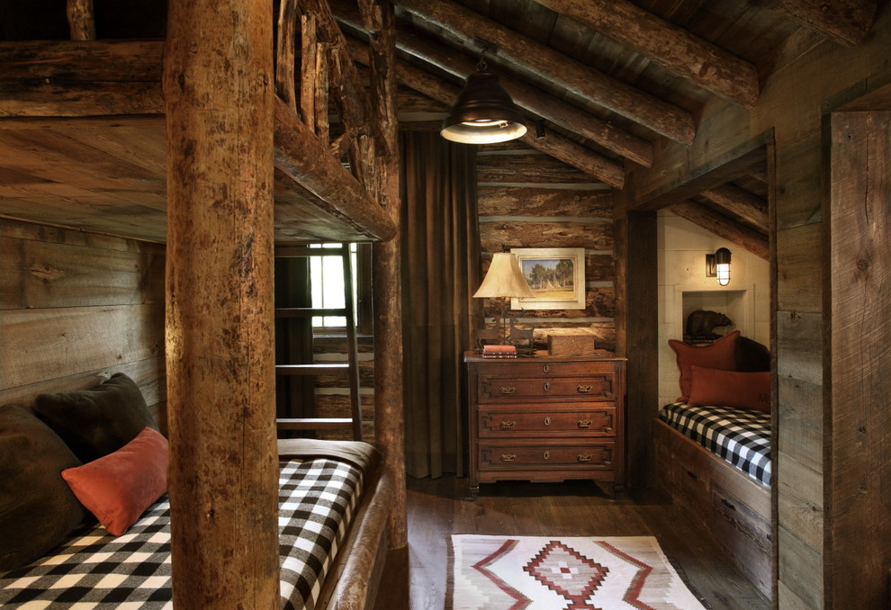 Mittelgroßes Rustikales Gästezimmer ohne Kamin mit brauner Wandfarbe und braunem Holzboden in Sonstige