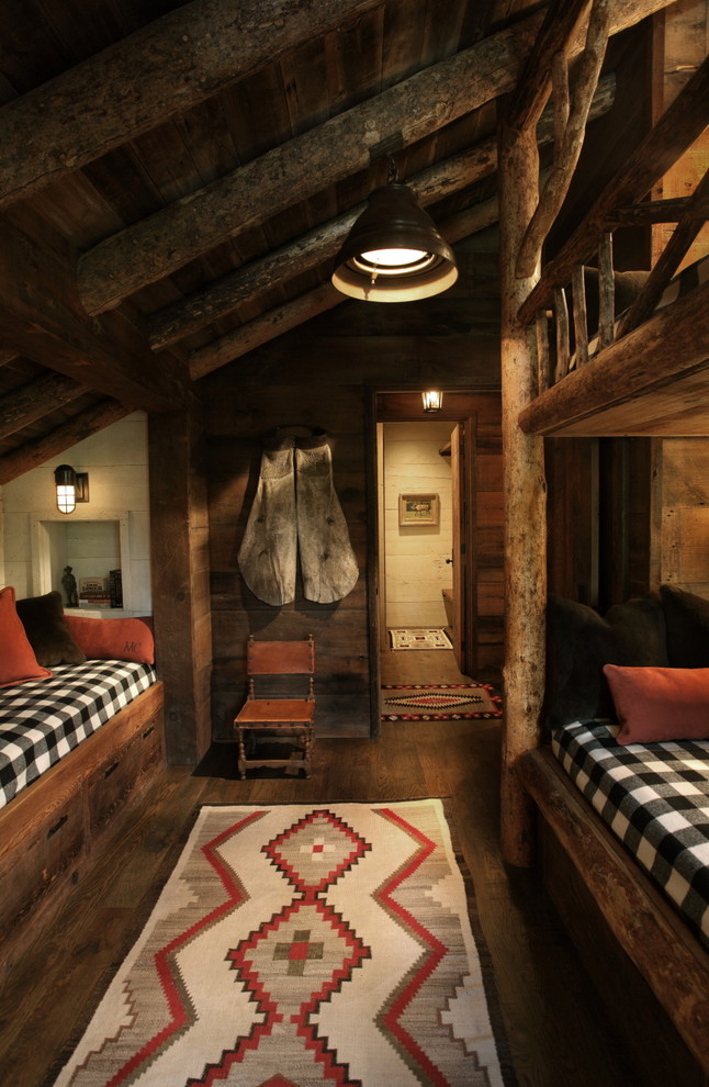 Стильный дизайн: большая гостевая спальня (комната для гостей) в стиле рустика с коричневыми стенами и паркетным полом среднего тона без камина - последний тренд