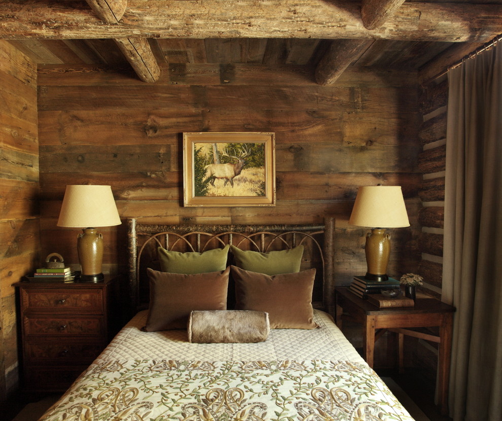 他の地域にある中くらいなラスティックスタイルのおしゃれな客用寝室 (茶色い壁、暖炉なし) のレイアウト