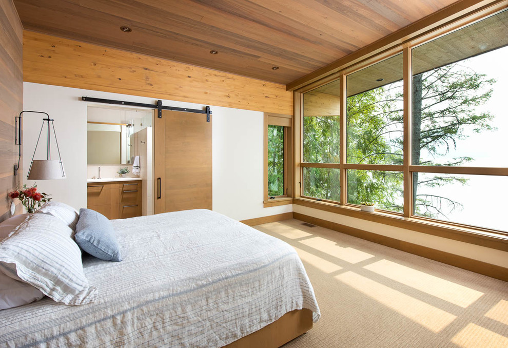 Immagine di una camera da letto minimal con pareti bianche, moquette e pavimento beige