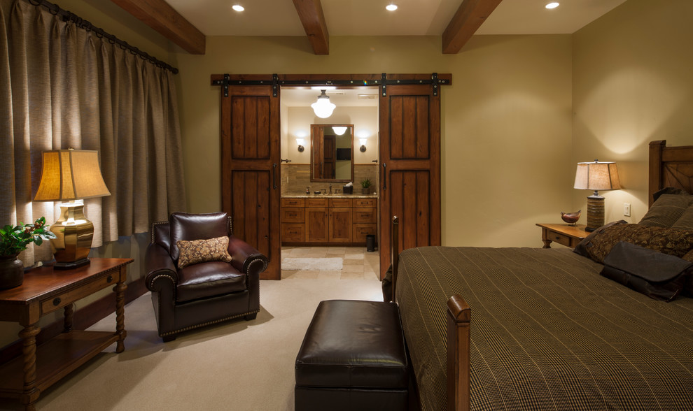 Großes Rustikales Hauptschlafzimmer ohne Kamin mit beiger Wandfarbe, Teppichboden und beigem Boden in Kansas City