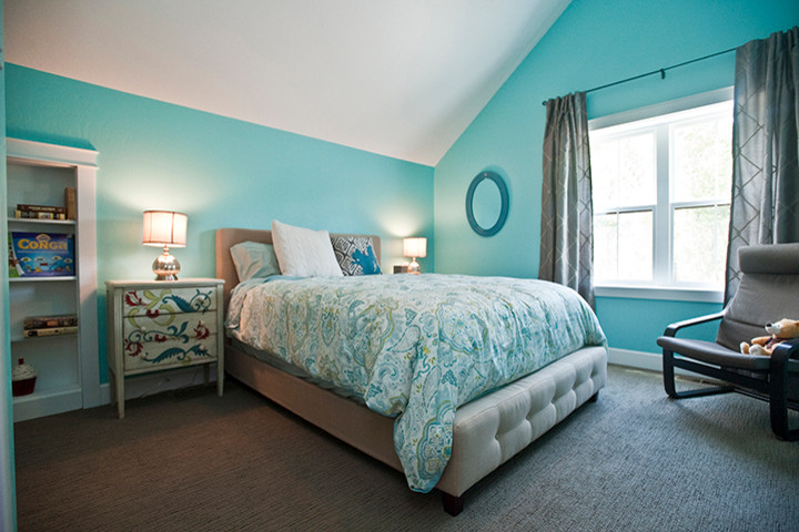 Aménagement d'une chambre avec moquette montagne avec un mur bleu.