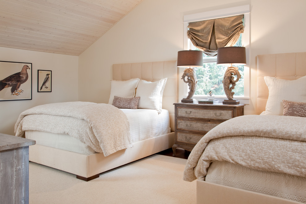 Стильный дизайн: гостевая спальня (комната для гостей) в классическом стиле с бежевыми стенами - последний тренд