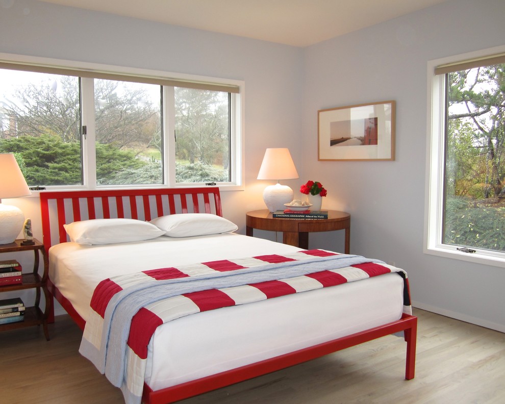 Стильный дизайн: гостевая спальня среднего размера, (комната для гостей) в морском стиле с фиолетовыми стенами и светлым паркетным полом - последний тренд