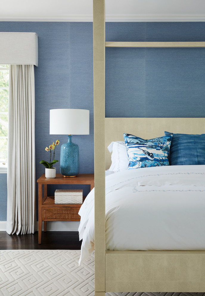 Imagen de dormitorio costero con paredes azules, suelo de madera oscura y suelo marrón