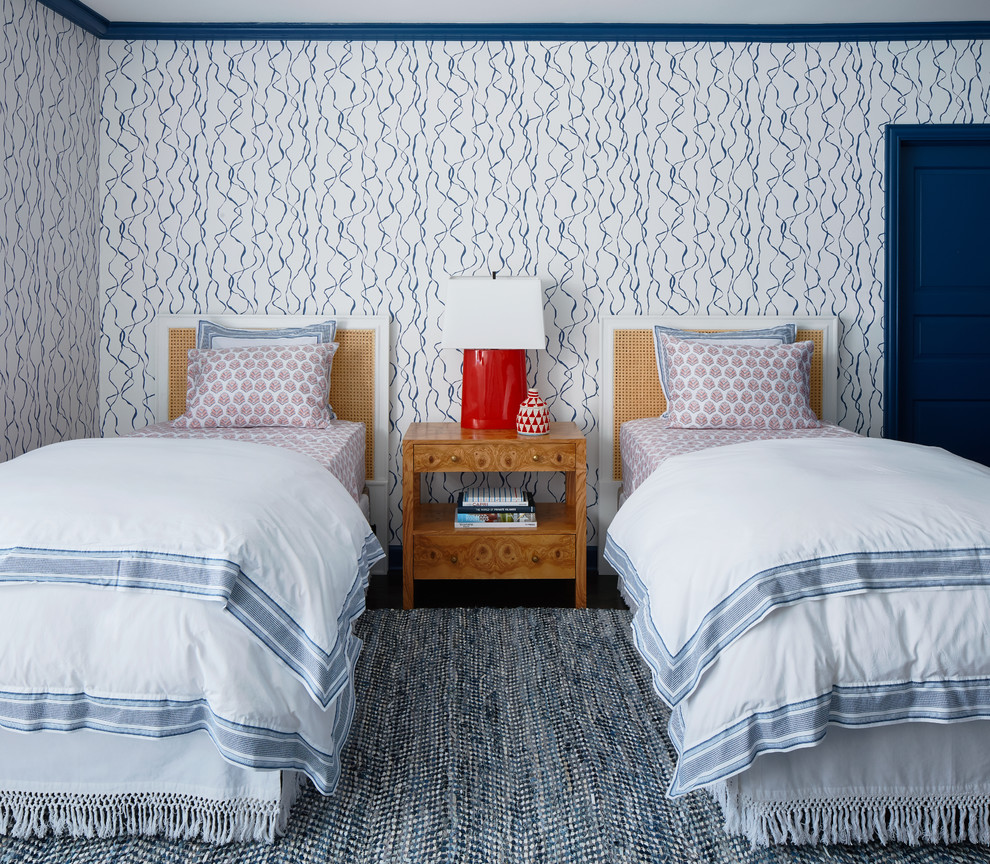 Стильный дизайн: спальня в морском стиле с разноцветными стенами - последний тренд