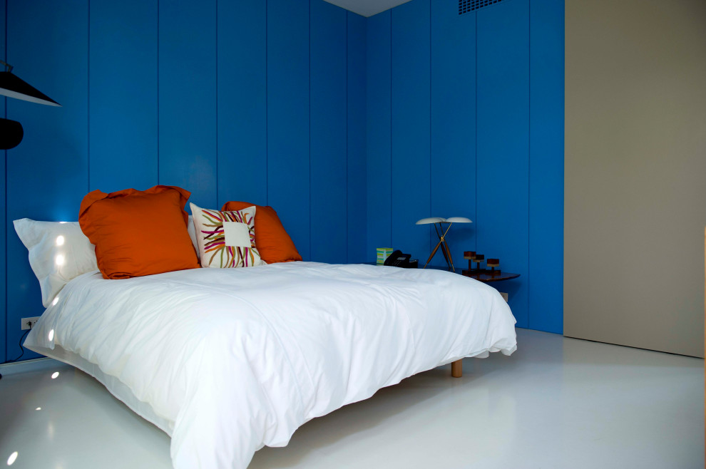 Mid-Century Schlafzimmer mit blauer Wandfarbe, Betonboden und grauem Boden in New York