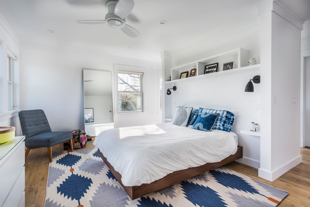 Стильный дизайн: гостевая спальня среднего размера, (комната для гостей) в стиле фьюжн с белыми стенами и светлым паркетным полом без камина - последний тренд