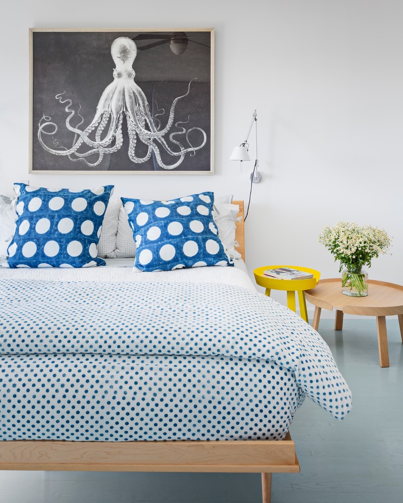 Свежая идея для дизайна: большая гостевая спальня (комната для гостей) в морском стиле с белыми стенами, деревянным полом и синим полом без камина - отличное фото интерьера