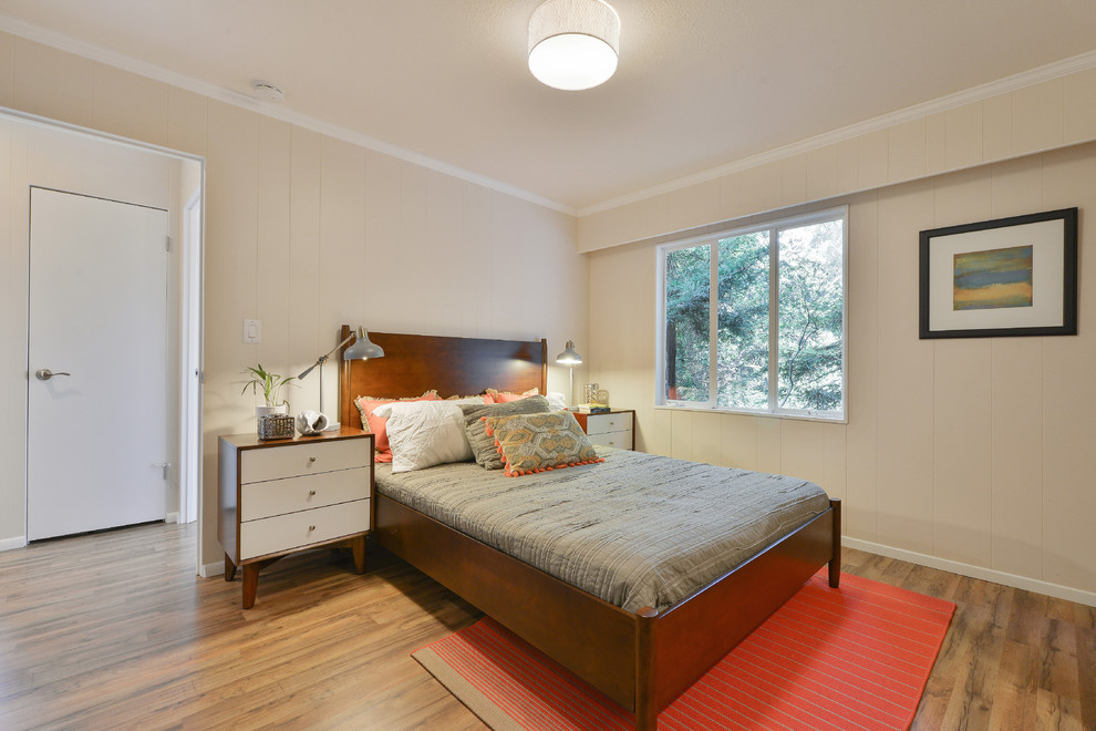 Пример оригинального дизайна: гостевая спальня среднего размера, (комната для гостей) в современном стиле с бежевыми стенами и паркетным полом среднего тона без камина