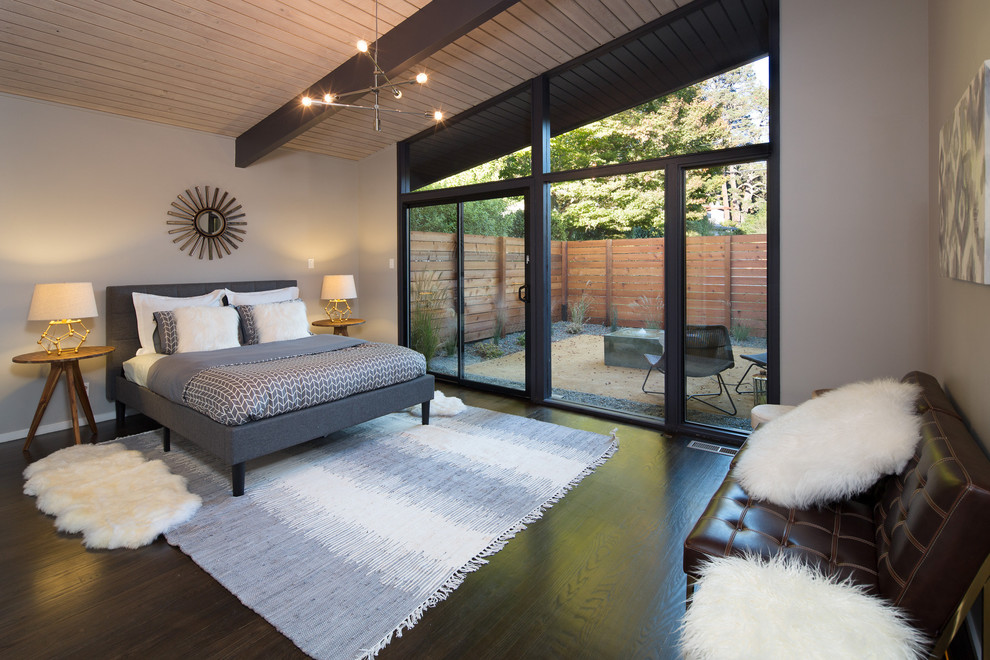 Retro Hauptschlafzimmer mit grauer Wandfarbe und dunklem Holzboden in San Francisco