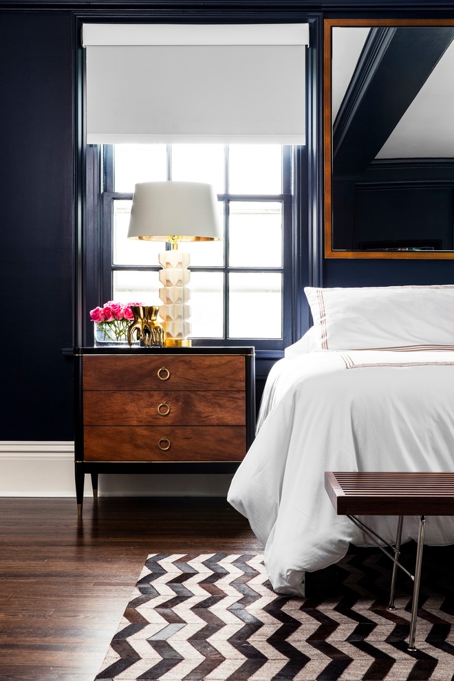 ニューヨークにある広いトランジショナルスタイルのおしゃれな主寝室 (青い壁、濃色無垢フローリング、暖炉なし、茶色い床)
