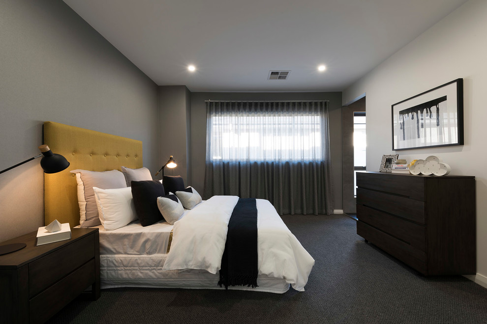 Стильный дизайн: хозяйская спальня в современном стиле с серыми стенами, ковровым покрытием, серым полом и акцентной стеной - последний тренд