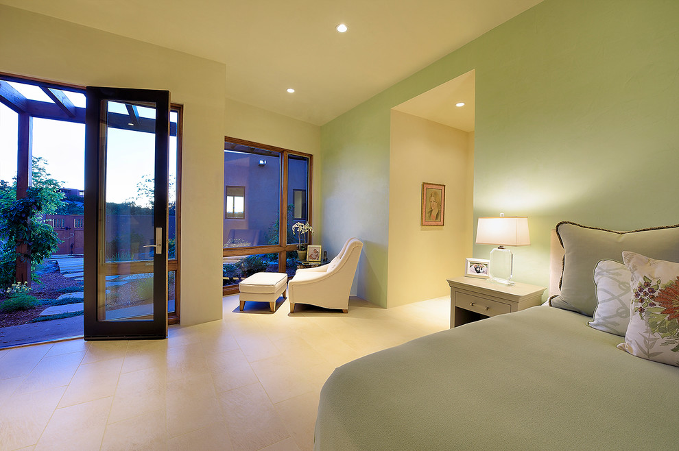 Imagen de dormitorio principal contemporáneo grande sin chimenea con paredes verdes, suelo de baldosas de porcelana y suelo beige