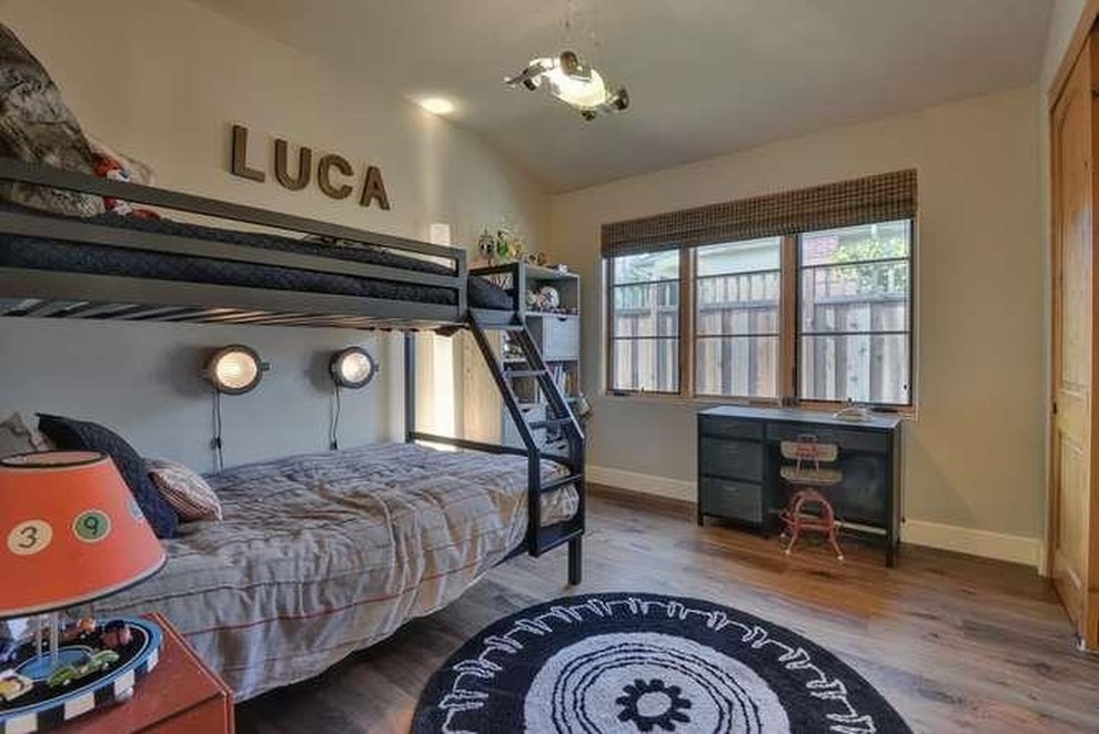 Imagen de dormitorio rural extra grande con paredes grises y suelo de madera en tonos medios