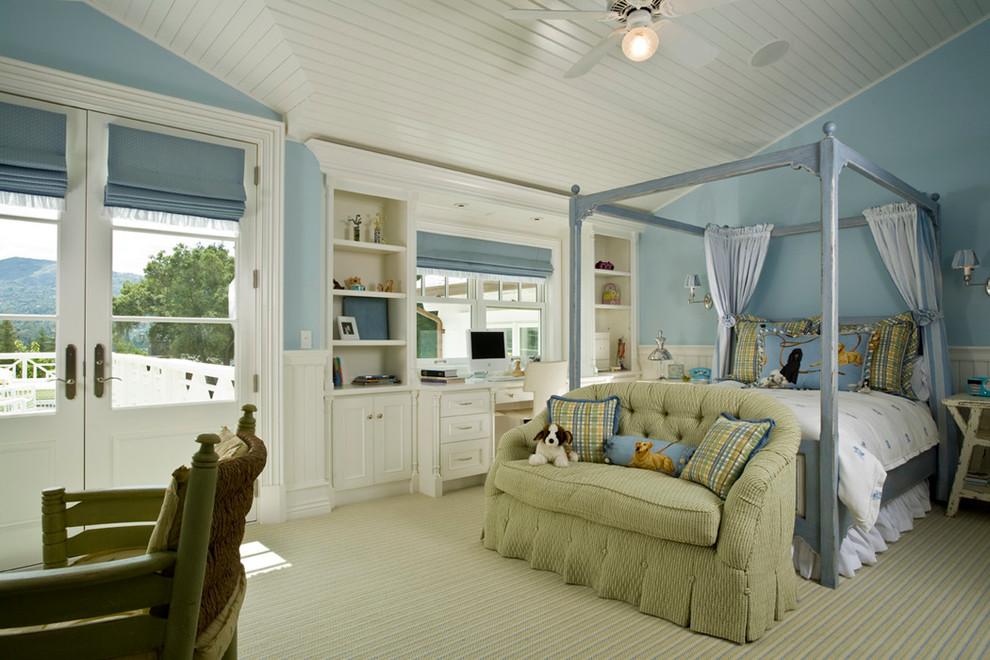 Modelo de dormitorio clásico sin chimenea con paredes azules, moqueta y suelo verde