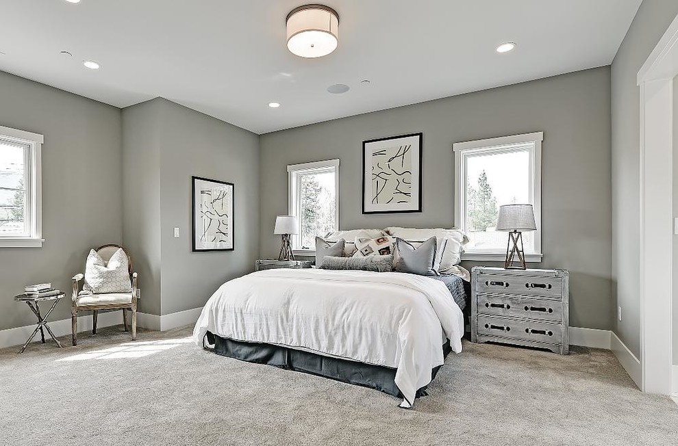 Идея дизайна: хозяйская спальня в стиле неоклассика (современная классика) с серыми стенами и ковровым покрытием