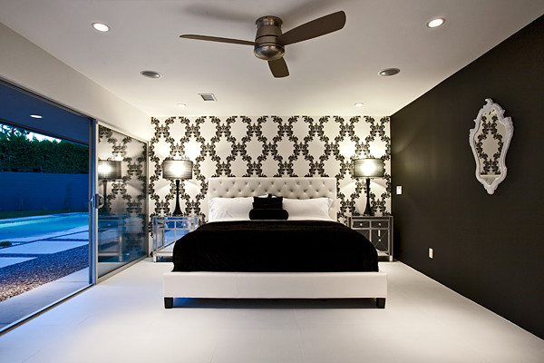 他の地域にある広いミッドセンチュリースタイルのおしゃれな主寝室 (黒い壁、磁器タイルの床) のインテリア