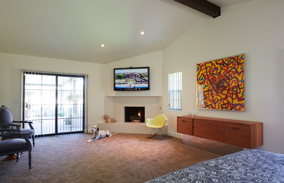 Стильный дизайн: хозяйская спальня в стиле модернизм с желтыми стенами, ковровым покрытием и угловым камином - последний тренд
