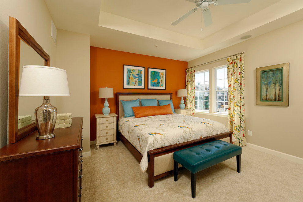 Идея дизайна: хозяйская спальня среднего размера в классическом стиле с оранжевыми стенами и ковровым покрытием