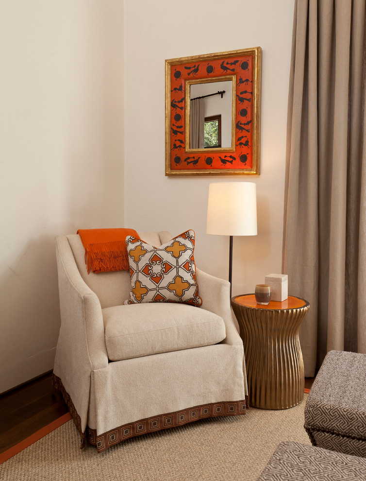 Modelo de habitación de invitados mediterránea de tamaño medio sin chimenea con paredes beige y suelo de madera oscura