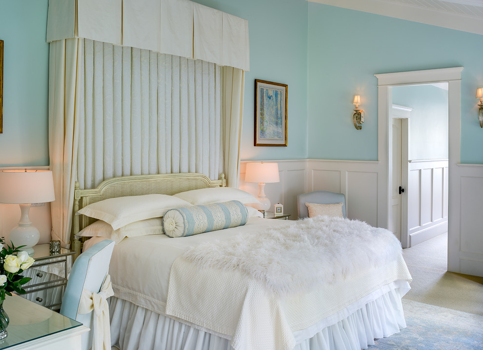 Cette photo montre une chambre avec moquette bord de mer avec un mur bleu.