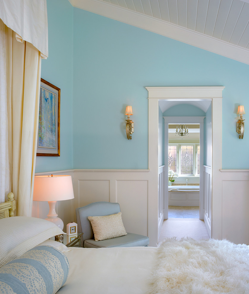 Mittelgroßes Klassisches Hauptschlafzimmer mit blauer Wandfarbe und Teppichboden in Santa Barbara